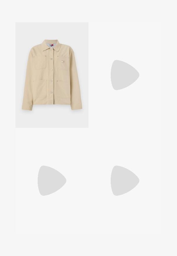 Beige canvas jack met een puntkraag, sluiting met knopen aan de voorkant, twee borstzakken en een klein logo-embleem. Zachte textuur en op maat gemaakt ontwerp.; Witte nauwsluitende dames T-shirt met korte mouwen, geribbeld en met een ronde hals en een klein maatlabel aan de binnenzijde van de kraag.; Lichtblauwe denim jeans met een recht model, vijf zakken en zichtbare stiksels. De stof heeft een zachte, iets vervaagde textuur.; Witte canvas sneakers met een laag profiel, ronde neus, zes oogjes, marineblauwe accentstreep en een gestructureerde rubberen zool.