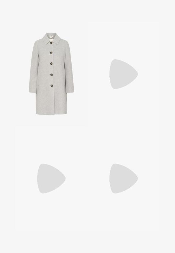 Abrigo de lana gris claro con cuello, seis botones oscuros para el cierre, bolsillos laterales y un diseño de corte recto. Textura suave y ajuste entallado.; Suéter de cuello alto gris hecho de un suave tejido de punto, con mangas largas y un sutil acento de logo en el dobladillo. Textura suave en toda su superficie.; Pantalones de mezclilla gris oscuro con piernas rectas, bolsillos frontales y cierre de botón. El material tiene una textura suave y acentos mínimos de herrajes.; Zapato tipo mocasín de ante negro con suela gruesa, ribete marrón y detalle de hebilla de metal en la parte superior, mostrado de perfil sobre un fondo blanco.