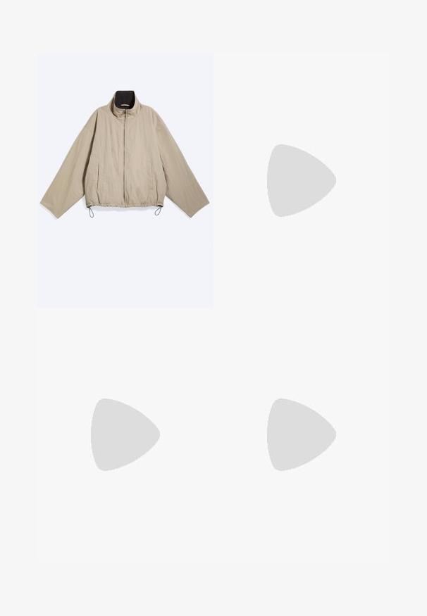 Beige jas met rits, lange brede mouwen, twee zijzakken, hoge kraag met zwarte voering en verstelbare trekkoorden aan de zoom.; Zwart kortemouwen crop top gemaakt van zacht, viltachtig materiaal. Heeft een klassieke ronde halslijn en een eenvoudig ontwerp zonder patronen of accenten.; Wijde broek met hoge taille in olijfgroen, met knoop- en ritssluiting, riemlussen en gefraaide zoom.; Witte suède sneakers met marineblauwe strepen, rubberen gumzool, gestructureerde bovenkant, ronde neus en veters; heeft branding aan de zijkant en op de tong.