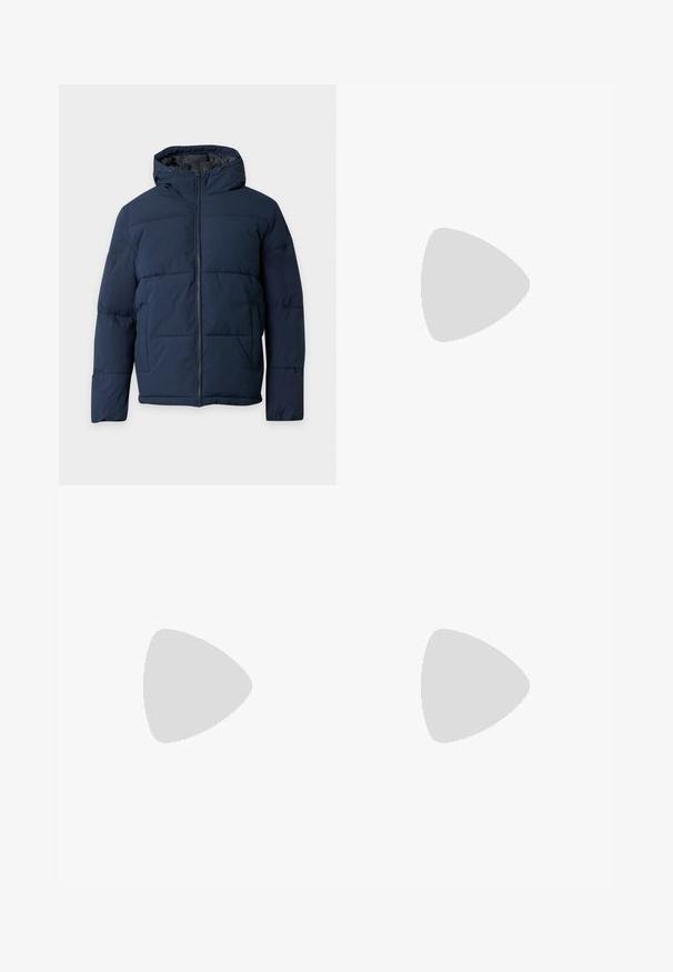 Doudoune d'hiver bleu marine avec capuche, fermeture éclair devant et deux poches latérales, présentée sur un fond clair.; T-shirt blanc à manches courtes en tissu texturé avec un subtil motif horizontal. Motif col rond, coupe décontractée.; Jeans en denim noir avec une coupe droite, dotés d'une fermeture à bouton et à zip, de deux poches avant et de coutures orange contrastantes.; Pieds portant des baskets beige avec des semelles marron et un pantalon noir à jambes larges sur fond blanc.