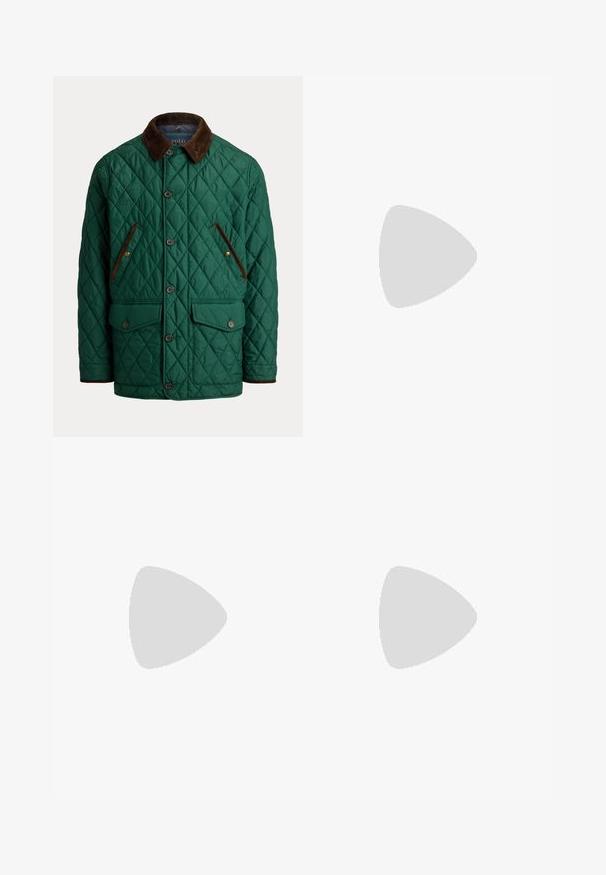 Grüne gesteppte Jacke mit braunem Cordkragen und Taschenblenden, Knopfverschluss und zwei Klappentaschen vorne.; Schwarzes langärmliges Hemd mit Knöpfen, mit rotem, besticktem Logo auf der linken Brustseite und einem Button-Down-Kragen.; Hellbeige Hosen mit geradem Bein aus strukturiertem Stoff. Verfügen über fünf Taschen und braune, metallische Beschläge. Keine sichtbaren Muster oder Akzente.; Schwarzer Ledermokassin mit Schnürdetail und flacher Gummisohle, seitlich auf hellem Hintergrund gezeigt.