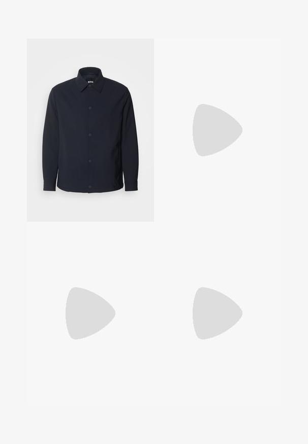 Marineblaue Jacke mit Knopfleiste, klassischem Kragen, langen Ärmeln und einer glatten, matten Textur sowie seitlichen Taschen.; Langärmliges, geknöpftes Hemd aus dunkelblauem Stoff mit glatter Textur, versehen mit einer durchgehenden Knopfleiste und abgerundetem Saum. Dezenter Glanz auf dem Stoff.; Beige maßgeschneiderte Hose mit geradem Schnitt, flachem Frontteil und seitlichen Taschen. Hergestellt aus einem glatten Stoff mit leichtem Glanz.; Schwarzer Lederloafer mit grauem Riemendetail, niedrigem Absatz und strukturierter Sohle, seitlich mit „HUGO“ in Gold gebrandmarkt.