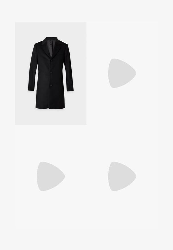 Sort langt skræddersyet overfrakke med tre forreste knapper og hakket reverskrave på hvid baggrund.; Kortærmet hvid skjorte, blød tekstur, knapfront, spredt krave, enkelt brystlomme, afslappet boksdesign. Ensfarvet uden mønstre.; Sorte formelle bukser med bæltestropper, knap foran og lynlås, vist mod hvid baggrund.; Svært lavprofileret sort lædersneaker med snørebånd foran og tekstureret flad sål, vist fra siden på en neutral baggrund.