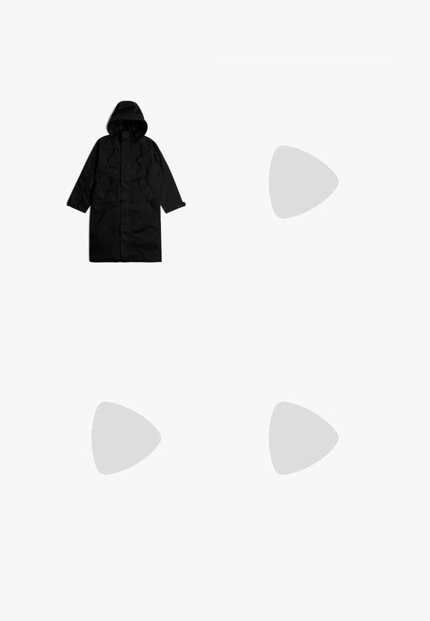 Lange zwarte regenjas met kap, voorzakken, trekkoorden en knoopmanchetten, plat gelegd op een witte achtergrond.; Zwarte cropped hoodie van katoen met een capuchon en een trekkoord. Heeft een grafische print in het blauw, met afbeeldingen van personages en tekst.; Zwarte cargobroek met een relaxte pasvorm, met cargozakken aan de zijkanten, koordjes aan de onderkant en een knoopsluiting in de taille.; Zwarte leren sneaker met een chunky ontwerp, voorzien van een dikke zool, getextureerde panelen en zwarte veters. Drijvend boven een grijze stoep.