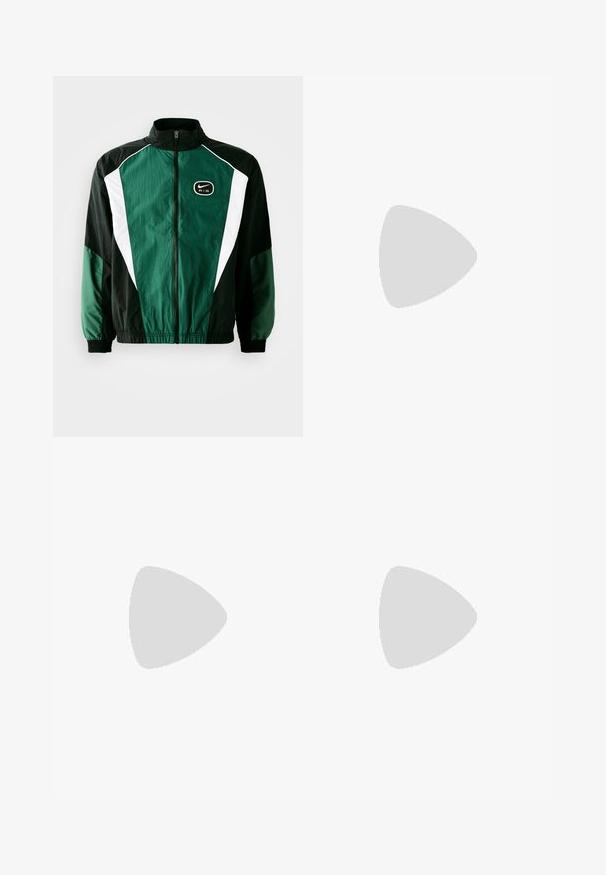 Chaqueta de Nike con cierre frontal, cuello alto y un diseño de bloques de color en verde oscuro, negro y blanco, con un logo bordado.; Camiseta de manga corta color verde oliva hecha de algodón, con escote redondo y un pequeño logo dorado bordado en el lado izquierdo del pecho.; Vaqueros anchos de mezclilla azul claro con una cintura alta, que cuentan con un cierre de botón y cremallera, cinco bolsillos y dobladillos deshilachados.; Zapatillas blancas de cuero con un acabado texturizado y cuello acolchado. Cuentan con una suela de goma beige y un sutil logotipo en el talón y el lado.