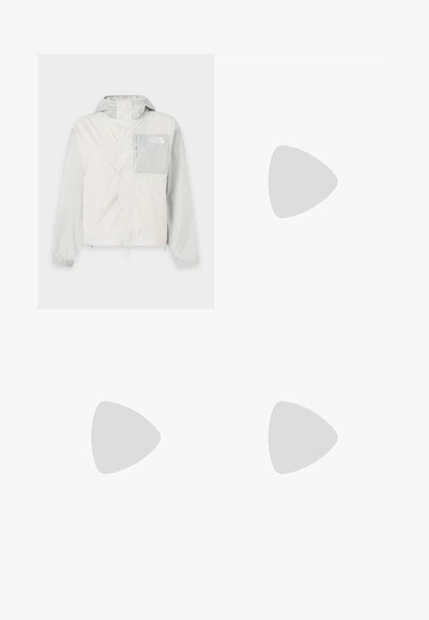 Veste d'extérieur gris clair à capuche avec fermeture éclair et rabat, poche poitrine zippée et poignets élastiques. Logo The North Face sur la poche poitrine.; T-shirt bleu clair à manches courtes avec l'inscription « THE NORTH FACE 1966 EST. BERKELEY CALIFORNIA » imprimée en jaune pâle sur la poitrine.; Jean beige à jambes larges en coton doux avec un design classique à cinq poches, braguette à boutons et coutures visibles le long des coutures et des ourlets.; Des chaussures beiges avec des lacets rouges, posées sur une surface bleue texturée, révèlent partiellement la cheville d'une personne. Les chaussures ont un design sportif.