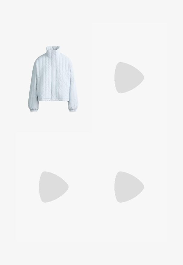 Veste matelassée bleu clair avec col montant, manches longues, poignets élastiqués et poches avant, présentée sur un fond blanc.; T-shirt en coton blanc avec un col rond, des manches courtes et une coupe décontractée. Texture lisse, sans motifs ni accents visibles.; Pantalon de jogging gris clair coupe ample avec taille élastique, cordon, poches latérales et poignets élastiques.; Baskets en cuir blanc avec des rayures noires, semelle extérieure en caoutchouc beige, bout rond, fermeture lacée et embout en suède gris doux.