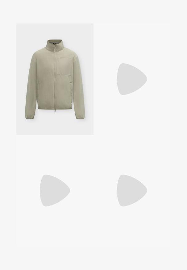 Lichtbeige fleecejas met een volledige rits aan de voorkant, hoge kraag, twee zijzakken en een borstzak met een glad stoffen paneel.; Beige katoenen T-shirt met korte mouwen en een ronde hals, voorzien van minimale stiksels en een klein tonale logo op de linkerborst.; Beige cargobroek met zijflappzakken, knoopsluiting, riemlussen en verstelbare trekkoorden aan de zoom.; Beige en grijze sport sneaker met mesh en suède details, zwevend boven een geweven tapijt naast een houten salontafel met boeken.