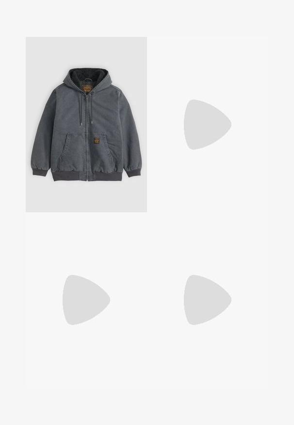 Veste à capuche zippée gris foncé avec poches sur le devant, poignets et ourlet côtelés, et une doublure douce en polaire à l'intérieur de la capuche.; Chemise henley à manches longues de couleur bordeaux, fabriquée en tissu doux, avec un col arrondi et trois boutons en bois sur le plastron.; Pantalons cargo convertibles bordeaux avec poche zippée sur le côté et logo Timberland sur la jambe droite, avec entrejambe allongé montré.; Bottine en cuir marron avec une douce doublure en fourrure, dotée d'une semelle robuste et de coutures visibles le long des coutures.