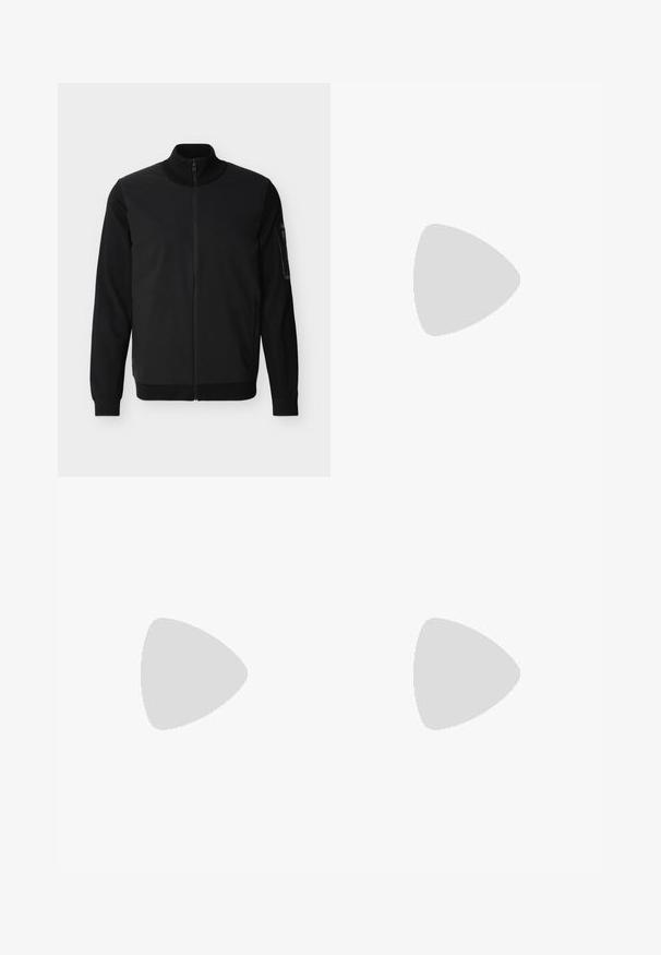 Veste noire à fermeture éclair intégrale avec col, poignets et ourlet côtelés, dotée d'une poche zippée sur la manche gauche.; T-shirt en coton noir à manches courtes, col rond, arborant un grand logo "HUGO" noir brillant sur le devant. Tissu lisse.; Jean en denim noir, taille haute et jambes droites, avec fermeture à boutons et poches avant, présenté sur un fond clair uni.; Baskets noires avec lacets blancs et languette de talon, logo « HUGO » sur le côté, présentées en suspension dans les airs sur un fond de sol gris et mur en blocs de verre.