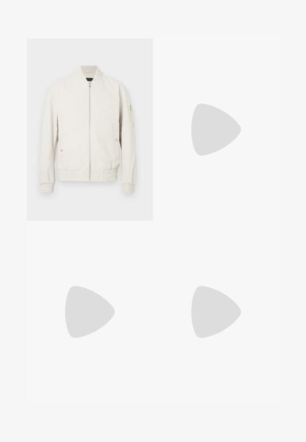 Veste bomber gris clair avec fermeture éclair sur le devant, col et poignets côtelés, deux poches latérales et une poche zippée sur la manche gauche. Texture lisse.; Débardeur en coton blanc sans manches avec un col rond et une texture lisse. Design simple, sans motifs ni accents.; Pantalons vert olive clair en tissu doux et léger. Dotés d'une taille élastique avec cordon de serrage et de jambes droites.; Baskets basses en cuir blanc avec lacets, languette de talon noire et logo « BOSS », flottant à l'intérieur près d'un mur en blocs de verre et d'un sol poli.