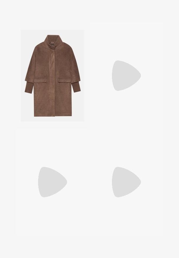 Manteau en laine marron avec un col haut, deux poches avant et des poignets côtelés. Le tissu a une texture douce et une finition lisse.; Pull en tricot noir à côtes avec un col arrondi et des manches longues. Présente une coupe ample et une surface texturée. Marque : Mare O'Polo.; Jeans en denim foncé évasés avec une taille haute, deux poches avant et des coutures orange. Le matériau semble robuste et lisse.; Jambes croisées portant un jean bleu clair et des bottines en daim marron foncé à talons blocs bas sur un fond uni.