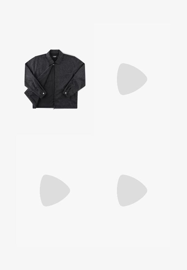 Donkergrijs jack met rits en kraag, lange mouwen, knoopsluitingen aan de manchetten en een gladde voering, gedeeltelijk open ritssluiting om de binnenkant te tonen.; Witte T-shirt met korte mouwen en ronde hals, plat gelegd, effen ontwerp, met een "WEEKDAY" label in de kraag op een lichte achtergrond.; Grijze geplooide broek gemaakt van gladde stof, met een rechte pijpdesign, een enkele knoopsluiting en schuine zijzakken.; Zwarte leren instappers met een ronde neus, voorzien van een decoratieve riem en een stevige rubberen zool met diepe groeven voor grip.