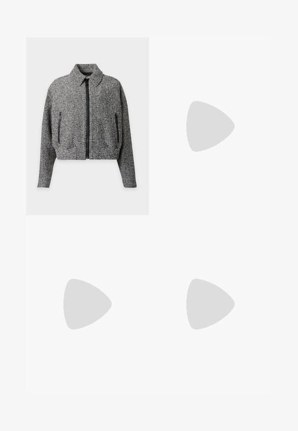 Veste zippée gris et noir tacheté avec col et deux poches latérales zippées, manches longues et taille élastique.; Débardeur noir avec des bretelles fines et ajustables, en tissu extensible lisse et à la silhouette ajustée. Pas de motifs ni de décorations.; Jupe noire alliant cuir et tissu texturé. Dispose d'une fermeture éclair diagonale, de deux poches zippées sur les côtés et d'un ourlet effiloché au bas.; Botte noire en cuir jusqu'au genou avec bout pointu et petit talon kitten sur un fond clair uni.