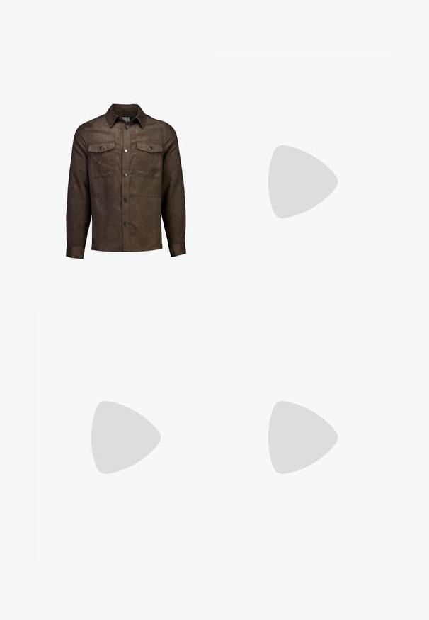 Brun skjortejakke med lange ærmer, knappelukning foran og to brystlommer med knapper, vist på hvid baggrund.; Lyseblå denimskjorte med lange ærmer, knaplukning, to brystlommer med knapper, spids krave og lille Lee-logo på venstre lomme.; Mørkeblå denimjeans med lige pasform, fem-lomme design, kobbernitter, gul syning og et markant struktureret stof.; Kazar ALID - Snørestøvletter - brown