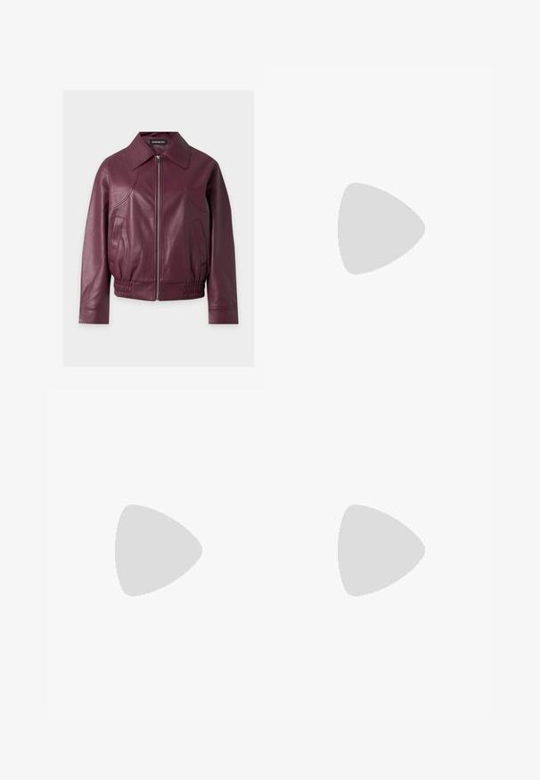 Chaqueta de cuero burdeos con cremallera frontal, dos bolsillos oblicuos, cuello ancho y bajo elástico sobre un fondo liso.; Top de manga larga de canalé en púrpura oscuro con escote redondo y silueta ajustada. Textura suave con un sutil detalle de logo en el pecho.; Jeans de mezclilla azul oscuro con un ajuste holgado, costuras claras, cinco bolsillos y un cierre de botón en la cintura.; Zapato único Mary Jane brillante de color burdeos oscuro con correa ancha y hebilla plateada, tacón bloque bajo y punta redondeada sobre fondo blanco.