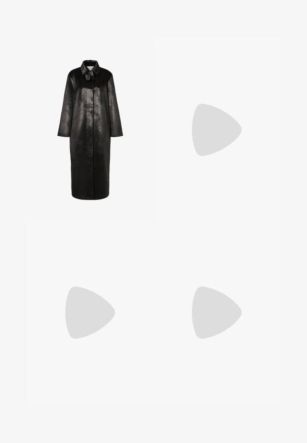 Abrigo largo negro de cuero sintético con cuello puntiagudo y mangas de longitud completa, mostrado sobre un fondo blanco liso.; Blusa de encaje negro de manga larga con escote redondo, dobladillo festoneado y detalle de ojal en la parte trasera. Patrón floral delicado en toda la prenda.; Falda maxi negra con pliegues y cinturilla elástica ancha. Fabricada con un tejido suave y fluido, presenta pliegues verticales para añadir textura.; Botas negras hasta la rodilla hechas de cuero y gamuza. Cuentan con botones metálicos en el costado, punta redonda y un tacón bajo apilado.