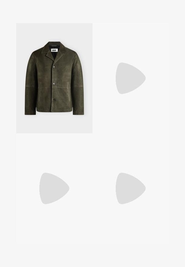 Chaqueta de ante para hombre en verde oscuro con cuello con muesca, tres grandes botones en la parte delantera y dos bolsillos laterales.; Camiseta negra de manga corta, hecha de algodón, con cuello redondo y un pequeño logo bordado en el pecho. Textura suave, ajuste estándar.; Pantalones negros de corte recto con cierre de botón y cremallera y trabillas para cinturón sobre un fondo liso y claro.; Mocasín de cuero negro con un acabado brillante, punta redondeada, detalles de costura sutiles y una suela de goma gruesa para mayor durabilidad.