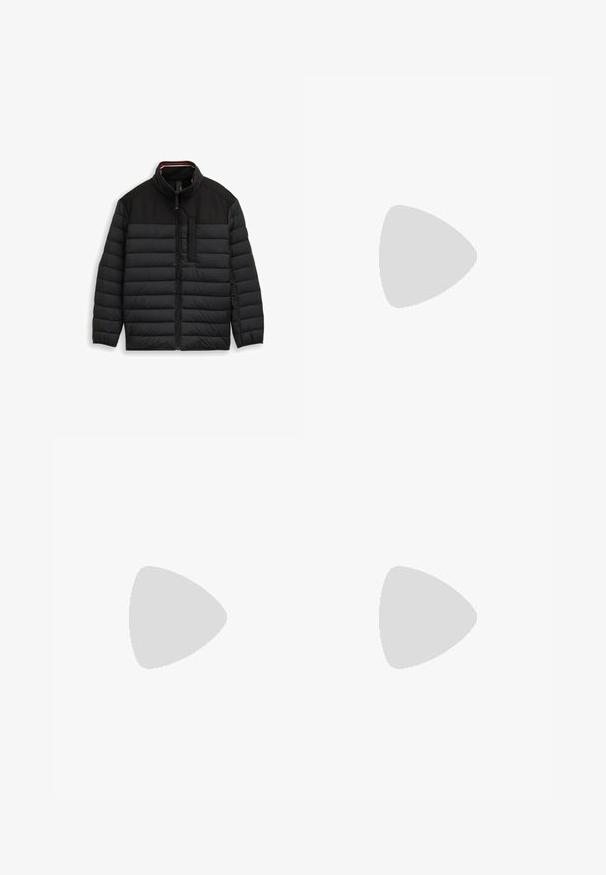 Sort quiltet jakke med vandret syning, fuld lynlås foran, stående krave og brystlomme med lynlås.; Sort langærmet sweater lavet af ribbet materiale med rund halsudskæring. Har et subtilt logo på brystet og en kontrasterende indvendig krave.; Blå denimjeans med lommer foran og bagpå, bæltestropper, knaplukning og let falmning på lår og knæ. Størrelse 40/34.; Sorte læder snørebånd ankle boots med beige gummisåler, lynlås i siden og brune detaljer på kraven og tungen.