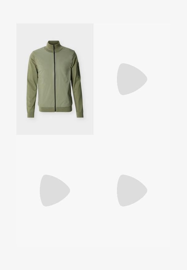Chaqueta para hombre de color verde oliva con cremallera frontal completa, cuello alto, mangas de punto y bolsillo con cremallera en el brazo izquierdo superior.; Camisa de manga larga verde claro con cuello estructurado, textura lisa y tapeta frontal con botones blancos.; Pantalones de vestir ajustados en gris oscuro para hombre, con trabillas y pliegues frontales, mostrados sobre un fondo blanco.; Mocasín de cuero negro con suela de goma gruesa, empeine cosido y nombre de la marca en relieve en el talón, mostrado en perfil lateral sobre fondo blanco.