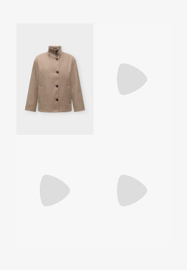 Veste en laine beige avec col montant et six boutons noirs sur le devant, manches longues et poches latérales.; Haut noir sans manches, cintré, avec encolure ronde et étiquette de marque blanche à l'intérieur du col.; Pantalon gris sur mesure avec un devant plat, des jambes droites et une texture subtile ; comprend des poches latérales et une ceinture lisse.; Bottes montantes en simili cuir marron avec un motif crocodile, bout pointu et un petit talon empilé. Texture lisse, design élégant.