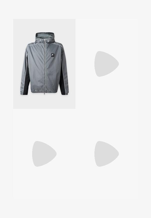 Grijze Nike Air met capuchon jas met volledige ritssluiting aan de voorkant, zwarte zijpanelen, witte biezen en elastische manchetten, weergegeven op een effen achtergrond.; Donkergrijze T-shirt gemaakt van zachte, gestructureerde stof. Beschikt over een klassieke ronde hals en korte mouwen met een subtiel patroon. Geen zichtbare logo's.; Zwarte lichte broek met elastische tailleband, koord, ritszakken aan de zijkant, gebogen knieën en ritssluitingen bij de enkels.; Witte lederen sneaker met veters en Nike swoosh-logo die boven een betonnen richel zweeft in een buitenomgeving.