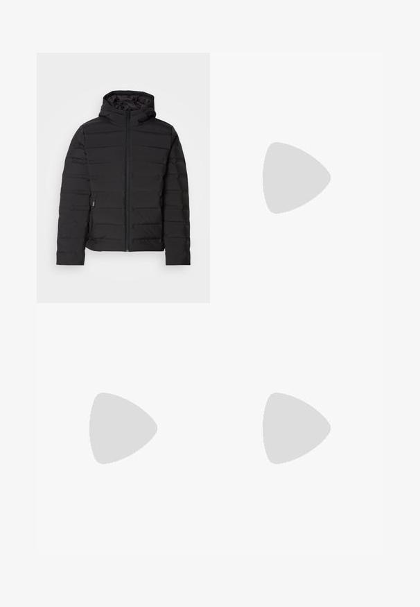 Veste matelassée noire avec capuche, dotée de coutures horizontales, fermeture éclair à l'avant et poches latérales. Texture lisse, design léger.; Pull col roulé crème à manches longues avec des poignets côtelés et un logo discret sur la poitrine, présenté sur un fond blanc uni.; Jean large bleu clair à taille haute, avec une finition délavée, des passants de ceinture et un design classique à cinq poches. L'ourlet est brut.; Bottine noire en matériau lisse avec des coutures subtiles, une semelle en caoutchouc et un design épuré, positionnée au-dessus d'une surface à texture bois.
