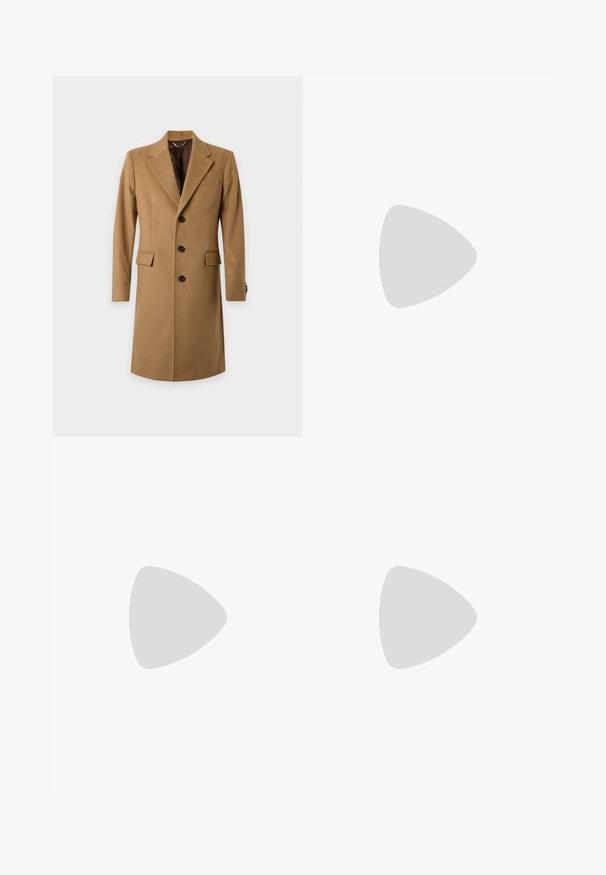 Enkeltknappet uldfrakke i kamelfarve med notch revers, tre sorte knapper, klaplommer og en brystlomme, vist på hvid baggrund.; Korte ærmer, crew neck t-shirt i lys beige, blødt bomuldsstof med en afslappet pasform og uden synlige mønstre eller accenter.; Sorte denim jeans med lige pasform, fem-lomme design og subtilt slid. Har en knaplukning og bæltestropper. Glat tekstur.; Sort læder loafer med rund tå, diskret syning, og lav hæl, der har en glat tekstur og minimalistisk design.