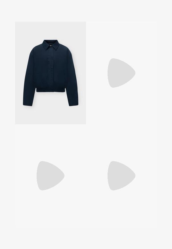 Veste bleu marine à manches longues avec col, boutons cachés sur le devant, poches latérales et ourlet élastiqué, présentée sur un fond clair uni.; Top court blanc sans manches avec col rond et étiquette de marque GAP à l'intérieur du col au dos.; Jean denim bleu coupe droite avec poches avant, passants de ceinture, fermeture par bouton et coutures visibles sur un fond clair uni.; Chaussure plate en cuir bordeaux foncé avec un bout pointu et une fine bride en T avec une boucle argentée sur fond blanc.