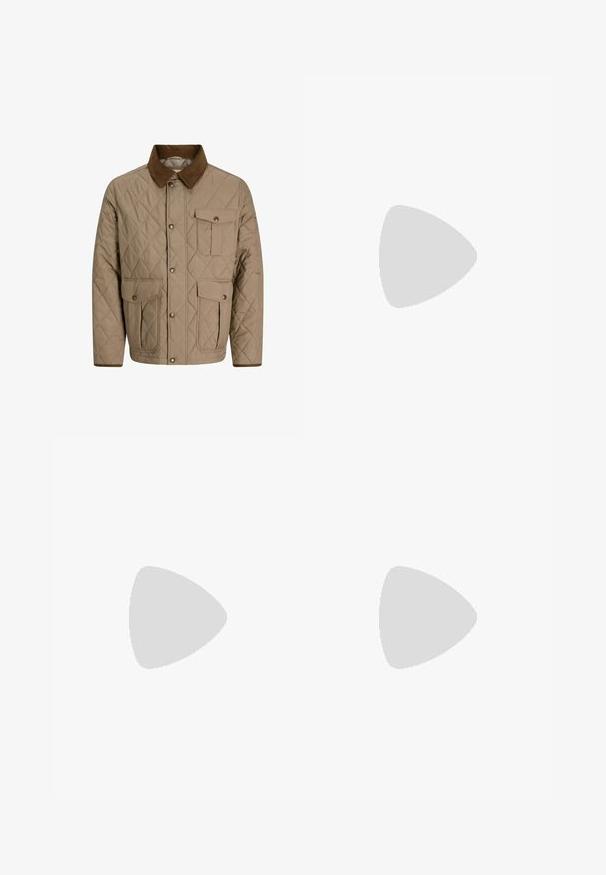 Beige quiltet jakke med brun kordfløjskrave, knaplukning foran og tre klaplommer med knaplukninger.; Lys beige turtleneck sweater med et struktureret strikmønster, lange ærmer og ribbede manchetter og kant. Blødt, hyggeligt stof.; Mørkeblå jeans med lige ben, gul syning, frontknap og lynlås, samt design med fem lommer.; Brun læder bådsko med hvide sømme, snøre detaljer og lysbrun gummisål, vist fra siden på hvid baggrund.
