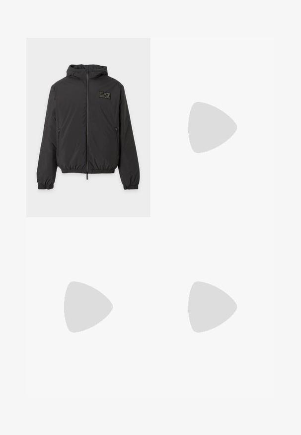 Must kapuutsiga jakk ees tõmblukuga, elastsete varrukas- ja alumise servaga, küljetaskutega tõmblukuga ja EA7 Emporio Armani logoga rinnal.; Must musta varrukatega särk, mis on valmistatud siledast kangast, millel on terav krae, nööbipluus ja väike valge logo vasakul rinnal.; Hallusin sinised teksad, millel on lahtine lõige, sirged jalad, kulunud tekstuur, viie tasku disain ja metallne nööp sulgemiseks vöökoha juures.; Valge tennisejalanõu, mille ülemine osa on valmistatud tekstuurse seemisnahast ja nahast. Omab ümarat ninaosa, paeltega sulgurit ja kontrastset beeži kummist tallaga.