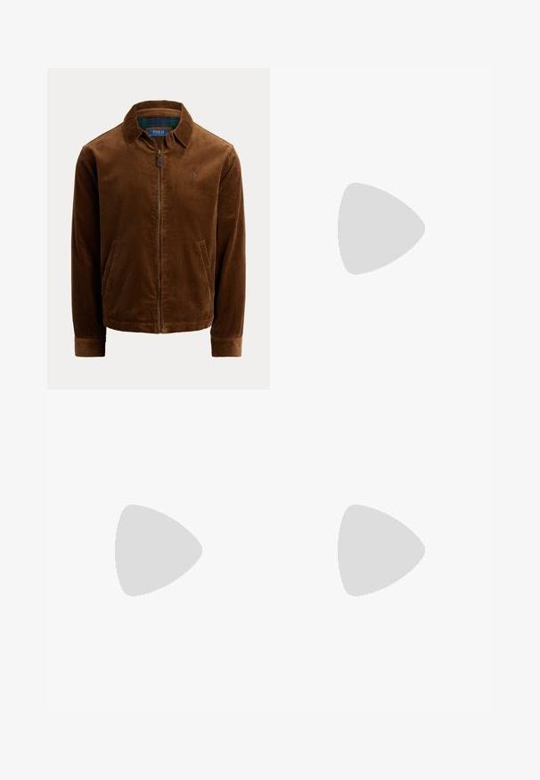 Bruine corduroy jas met rits, kraag, zakken en een subtiel geborduurd logo op de linkerborst.; Blauw poloshirt met korte mouwen, een kraag en twee knopen, met een klein geel geborduurd logo op de linkerborst.; Beige katoenen broek met rechte pijpen, voorzakken, riemlussen, knoopsluiting en ritssluiting, plat liggend op een witte achtergrond.; Witte leren sneaker met een gladde textuur, voorzien van een geperforeerde neus, vetersluiting en geborduurde logo aan de zijkant. Witte rubberen zool.