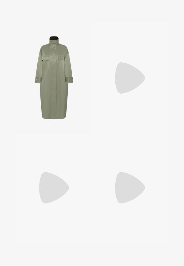 Lange olijfgroene jas met hoge kraag, twee klepzakken op de borst, lange mouwen met knoopmanchetten en een verborgen sluiting aan de voorkant.; Langarmshirt in lichtgeel met witte strepen. Zachte katoenen stof, ronde boothals en een ontspannen pasvorm.; Lichtblauwe denim jeans met rechte pijpen, voorzien van marineblauwe bloemenborduurwerk en wassing-effecten nabij de zakken en de zoom.; Witte lage sneaker met geschulpte randen, vetersluiting en platte rubberen zool op een effen witte achtergrond.