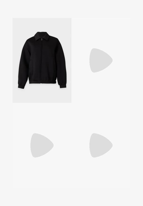 Veste noire zippée avec manches longues, col, poignets élastiques et deux poches latérales sur un fond clair uni.; T-shirt rayé bleu clair à manches courtes, avec fines rayures blanches et bleu marine foncé et un col arrondi. Matière en coton.; Jeans droit light blue avec un motif subtil de rayures zèbres, fermeture par bouton et zip, et design à cinq poches.; Chaussure plate en cuir noir à bout pointu avec talon bas et finition lisse, vue de côté sur un fond gris clair.