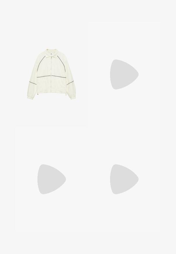 Hvid lynlåstrøje med sorte buede og vandrette detaljer, lange ærmer med elastiske manchetter og en klassisk krave.; Enkelt hvid T-shirt med korte ærmer og rund hals med synligt WEEKDAY-mærke i kraven, vist på en lys baggrund.; Lyseblå vide jeans med høj talje og en lille farverig vævet detalje, der stikker frem fra den højre forlommer.; Hvid Nike Air Force 1 sneaker med prægede stjernemønstre og en metallisk stjerne snørebåndsvedhæng, der svæver over en betongulv.