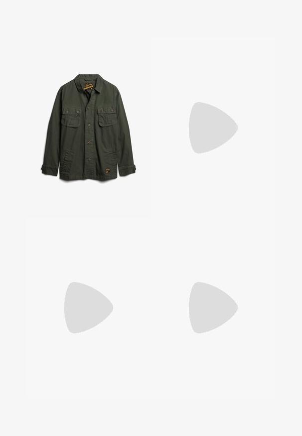 Groene utilityjack van lichtgewicht stof. Beschikt over twee borstzakken met knoopflappen en een logopatch aan de onderkant. Knoopsluiting aan de voorkant.; Lichtgrijze henley met lange mouwen, drie knopen en een ronde hals, plat liggend op een witte achtergrond.; Olijfgroene broek van zachte katoenmix, met een sluiting met knoop aan de voorkant, riemlussen en een slim fit ontwerp.; Bruine leren veterschoenen tot de enkel met dikke zwarte profielzool en een trekband op een witte achtergrond.