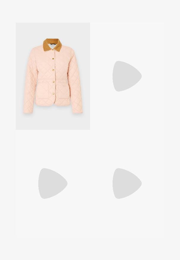 Gesteppte Jacke in Hellrosa mit einem braunen Cordkragen, goldenen Druckknöpfen und zwei Vordertaschen. Glatte Textur mit Rautenmuster.; Cremefarbener Sweatshirt mit Rundhalsausschnitt, gerippten Bündchen und Saum, aus weichem Stoff, mit einem dezenten Logo auf der Brust.; Blaue Denim-Cargohosen mit lockerer Passform, ausgestattet mit zwei Seitentaschen, verstärkten Nähten und einem geraden Bein-Design.; Beige Wildlederschuh mit runder Zehenform, tonalem Schnürverschluss und einer Gummisohle, ausgestattet mit seitlicher Markierung und glatter Oberfläche.