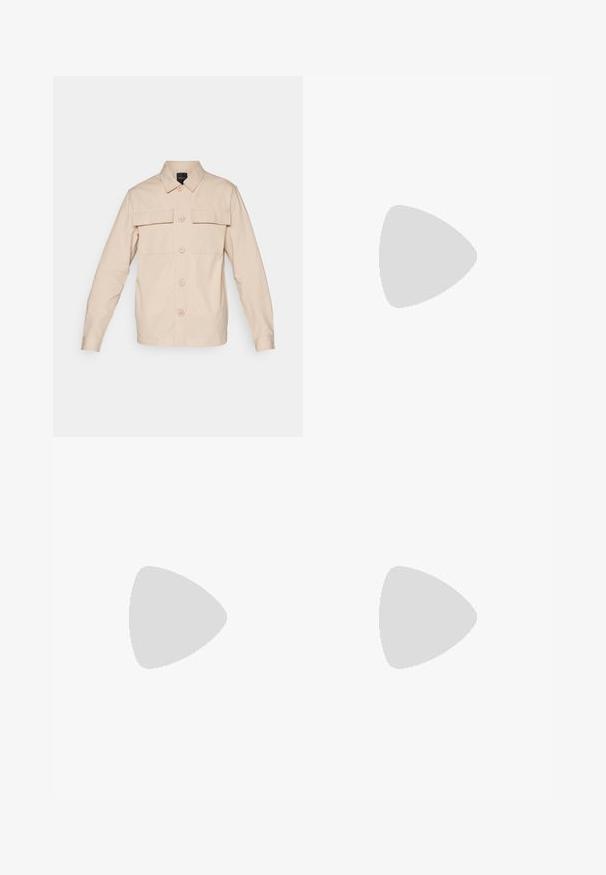 Beige knap-up skjorte lavet af letvægtsstof, med to brystlommer, en spids krave og lange ærmer med knapmanchetter.; Grøn bomulds t-shirt med korte ærmer, præget af et hvidt broderet hvaldesign på brystet og runde halsudskæring.; Beige bomulds-chinos med rette ben, forsideknaplukning, bæltestropper og en glat tekstur. Velegnede til afslappet og semi-formelt brug.; Brune ruskind Chelsea støvler med elastiske sidepaneler og en glat tan gummisål, parret med lyse grå bukser på en tekstureret overflade.