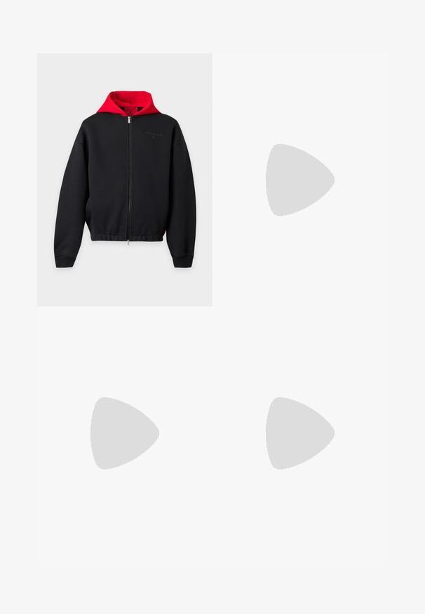 Zwarte hoodie met volledige ritssluiting, rood interieur van de capuchon, lange mouwen, voorrits en subtiel logo op de borst.; Wit T-shirt met korte mouwen met lichtblauwe tekst "JORDAN" en klein rood Jumpman-logo gecentreerd op de borst en een klein label bij de onderzoom.; Rode joggingbroek met elastische taille, trekkoord en elastische boorden, met een klein zwart Jumpman-logo op de rechterdij.; Rood-witte Nike sneakers zweven boven een stenen bank in een zacht verlichte binnenruimte.