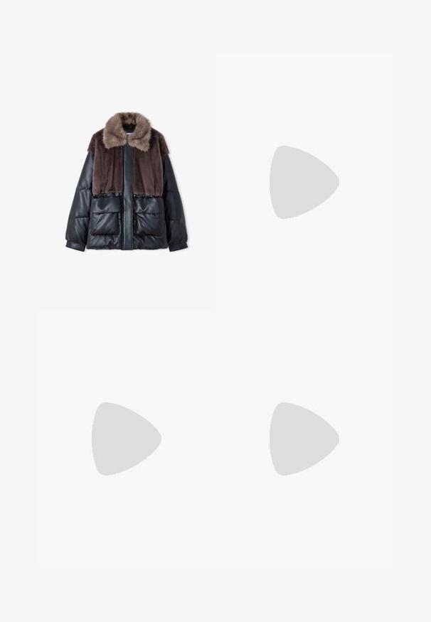 Zwarte gewatteerde jas met een kraag van bruin imitatiebont, twee zakken aan de voorkant en een trekkoord in de taille voor een verstelbare pasvorm.; Effen wit T-shirt met korte mouwen, een ronde hals en een klein zwart labeltje aan de binnenkant van de kraag.; Lichtblauwe wijde jeans met vervaagde voorkant, vijf-zakkenmodel, knoop- en ritsluiting, plat gelegd op een witte achtergrond.; Bruine suède enkellaars met een decoratieve crèmekleurige stiksel langs de bovenrand en een metalen logo-detail aan de buitenkant. Platte zool.