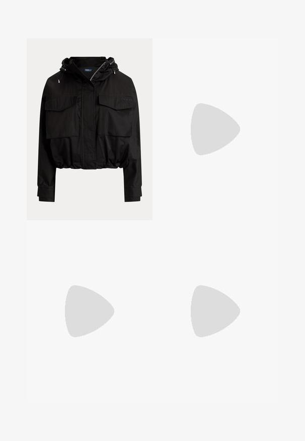 Veste courte noire avec fermeture éclair frontale, capuche à cordon, deux poches à rabat sur la poitrine et ourlet et poignets élastiqués.; Haut ajusté à manches longues noir avec col montant et logo "LeGer" blanc centré sur la poitrine, le tout sur fond blanc.; Pantalon cargo noir en tissu léger, doté de plusieurs poches latérales, d'une taille ajustable avec cordon de serrage, et de bas resserrés.; Botte noire en caoutchouc haute avec finition texturée, logo WODEN sur le côté, et semelle renforcée avec des accents mouchetés.