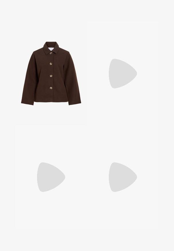 Brun uldjakke med krave og fire store knapper foran, lange ærmer og en lige kant.; Brun langærmet poloshirt med fire knapper, ribstrikkede ærmeender og ribstrikket kant mod en ensfarvet hvid baggrund.; Mørkebrun, ribbet strik, ankel-længde lige nederdel med høj talje, præsenteret på en hvid baggrund.; Høj, mørkebrun læderstøvle med spids tå og slank medium hæl på en ensfarvet hvid baggrund.