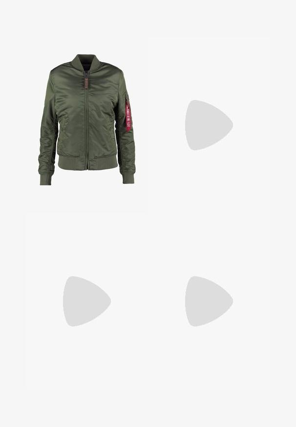 Alpha Industries Bomberjacks - sage green; Grijze geribbelde tanktop met kanten rand bij de halslijn. De stof is zacht met een aansluitende pasvorm, heeft een lichte rek en gegolfde randen.; Camouflage leggings met een nauwsluitend ontwerp, voorzien van meshpanelen bij de knieën en heupen. Gemaakt van rekbare stof in groene en zwarte tinten.; Tan suède enkellaarsjes met bruine leren accenten, gouden oogjes en een getextureerde zool. Witte sokken zichtbaar boven de laarsjes.