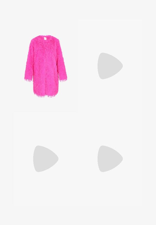 Langærmet, knaldpink faux fur frakke med en ruflet tekstur og rund halsudskæring, vist på en hvid baggrund.; Lyserød satin kjole med en flæse-detaljeret, struktureret overdel og justerbare stropper. Slim fit med en glat tekstur og en lige kant.; Lyserøde højhælede sandaler med sommerfugle pynt, lavet af glat materiale. Har tynde stropper og en slank hæl.; Lyserød satin clutch med juvelbesætninger, rektangulær form, guld kæde og lås, prydet med et blomstermotiv i rhinsten.