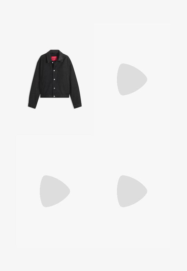 Schwarze Jacke mit Knöpfen, Lederkragen und langen Ärmeln, mit silbernen Knöpfen und einem roten Etikett innen im Kragen mit dem Text "HUGO".; Grauer Pullover mit Rundhalsausschnitt, langen Ärmeln, gerippten Bündchen und Saum, mit einem dezenten Logo auf der Brust und gestreiften Akzenten am Halsausschnitt.; Schwarze Jeans aus Denim mit geradem Schnitt, Fünf-Taschen-Design und einem einzelnen Metallknopfverschluss am Bund. Glatte Textur, minimale Ausbleichung.; Schwarzer Leder-Slipper schwebt über einem beigen Teppich, im Hintergrund ein glänzender, runder brauner Tisch.