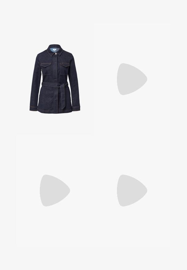 Donkerdenim jack met een kraag, twee borstzakken aan de voorkant en een strikriem in de taille. Heeft contrasterende oranje stiksels.; Marineblauwe blouse met korte mouwen, kraag, V-hals, elastische ruches aan de voorkant en lichte uitlopende zoom.; Verbleekte grijze losvallende jeans met een voorknop, ri loops, zijzakken en een cargozak op het rechterbeen.; Witte Nike Air Force 1 sneakers met een glad leren bovenwerk, geperforeerde teenbox, witte veters en zwarte branding op de tong.
