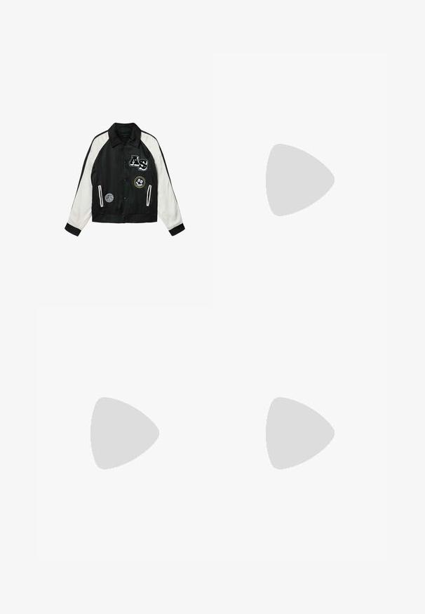 Veste universitaire en noir et blanc avec manches blanches, boutons sur le devant, deux poches, et trois écussons dont "AS" et un crâne souriant.; T-shirt en coton beige avec un col rond, au design surdimensionné, et un logo imprimé noir sur la poitrine gauche. Manches courtes à coupe droite.; Pantalons en denim gris foncé avec une coupe ample, deux poches avant et des coutures contrastées. Le tissu a un aspect légèrement décoloré.; Mocassin en cuir noir avec semelle épaisse à crampons et détail de bride penny, vu de profil sur fond blanc.