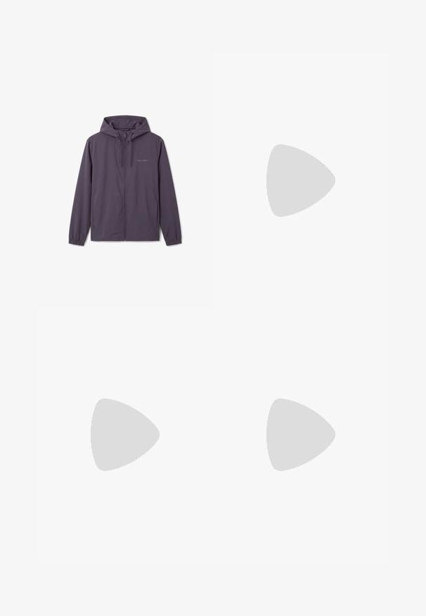 Tmavosivá mikina na zips s nastaviteľnou šnúrkou na kapucni, elastickými manžetami, bočnými vreckami a jemným logom Calvin Klein na hrudi.; Dlhý rukáv, svetlosivý pulóver na zips s textúrovanou látkou. Na hrudi je modré logo Calvin Klein. Jednoduchý, atletický dizajn.; Čierne tepláky s tmavošedými bočnými panelmi a bielym lemovaním, elastickým pásom a manžetami, zobrazené na bielom pozadí.; Biele tenisky Calvin Klein s čiernou podrážkou, semišovými a sieťovinovými panelmi, logo CK na boku a značkovanie Calvin Klein na päte a podrážke.