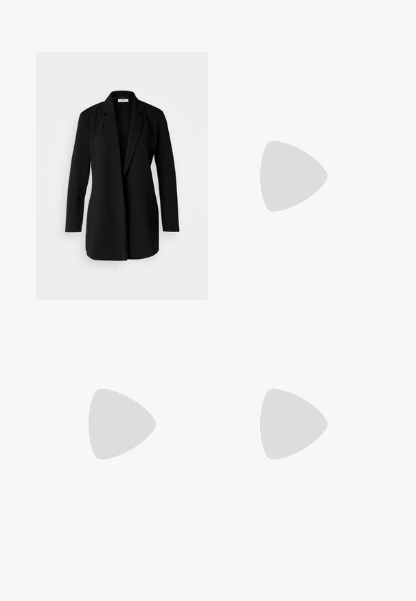 Schwarzer maßgeschneiderter Blazer aus glattem Stoff, mit Reverskragen, langen Ärmeln und offener Vorderseite ohne Knöpfe oder Beschläge.; Schwarzes ärmelloses Slipkleid mit dünnen Trägern, V-Ausschnitt, dekorativen Knöpfen und Cut-out-Details über der Brust.; Schwarze gerade geschnittene Jeans mit Vorder- und Gesäßtaschen, Gürtelschlaufen und einem Knopfverschluss an der Taille.; Schwarze Leder Slingback-Absätze mit einer spitzen Zehenform, schmalem verstellbarem Riemen und einem etwa 5 cm hohen Stiletto-Absatz, glatte Textur.