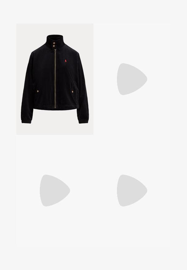 Zwarte corduroy jas met rits aan de voorkant, twee met knopen afsluitbare zakken, hoge kraag met twee knopen en klein rood geborduurd logo op de borst.; Zwarte longsleeve shirt van katoen met een button-down kraag, voorzien van witte knopen en een klein geborduurd logo op de borst.; Zwarte denim jeans met een rechte pijp, voorzien van een klassieke vijf-pocket stijl en een sluiting met een knop aan de voorkant. Soepele textuur.; Zwarte leren loafer met gouden gespdetail en rubberen zool met noppen, zijaanzicht op witte achtergrond.